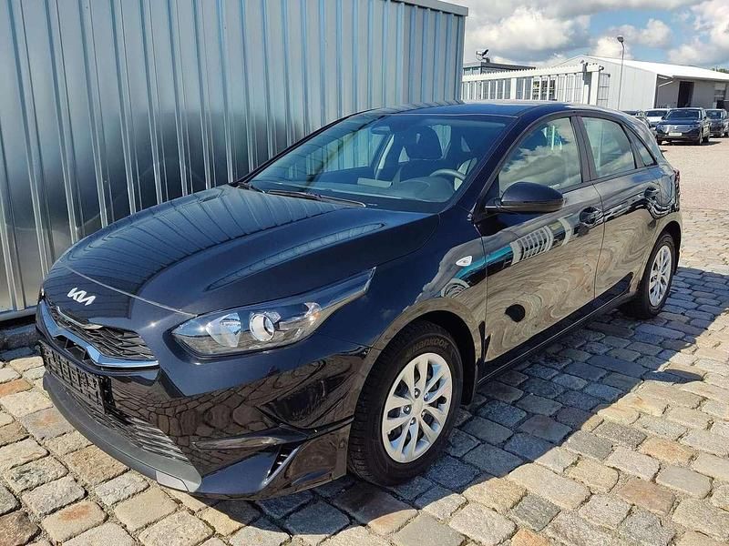 Schwarz metallic Neu 2025 Kia Ceed Best Limousine | 21.900 € (Fairer Preis) - Bild 1/4