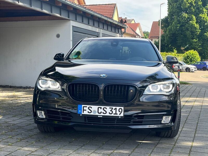 Schwarz Gebraucht 2015 BMW 740 Limousine | 19.900 € (Fairer Preis) - Bild 1/4