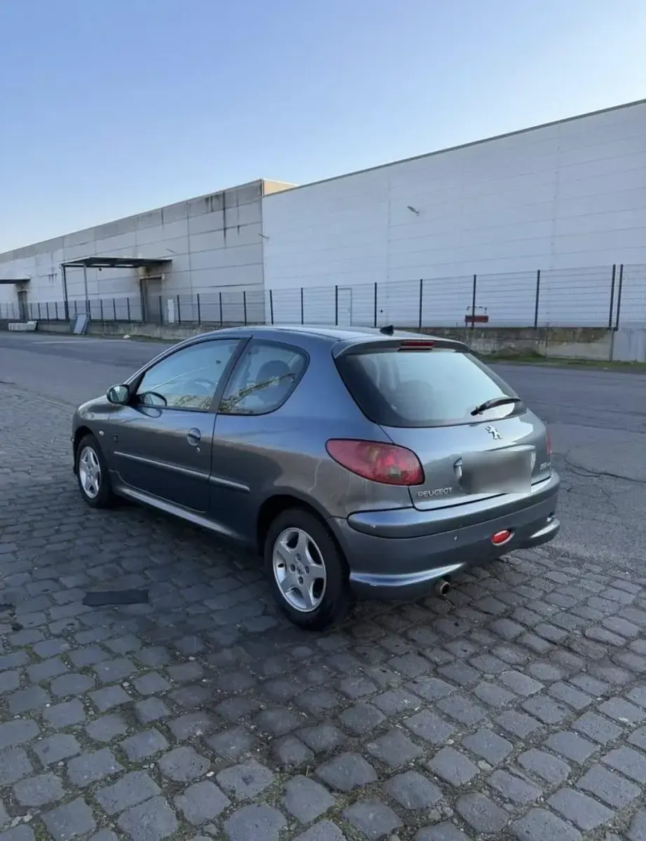 Gebraucht Peugeot 206 68 PS (50 kW) 2008 Grau Kleinwagen