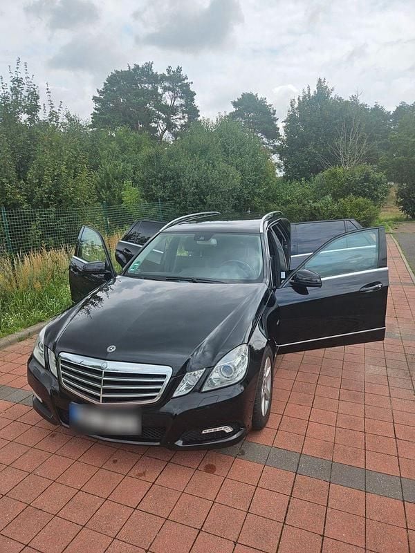 Schwarz Gebraucht 2010 Mercedes E250 Avantgarde Kombi | 5.500 € (Superpreis) - Bild 1/4