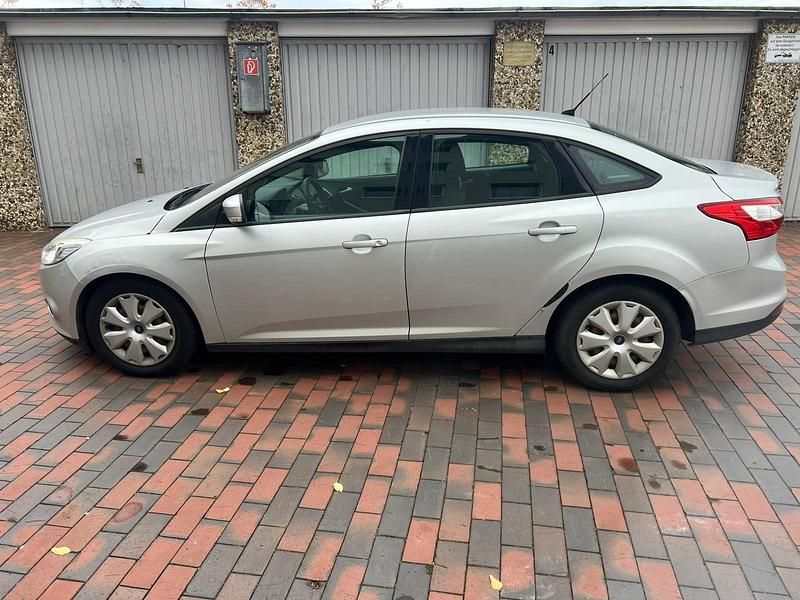 Gebraucht Ford Focus 105 PS (77 kW) 2013 Silber Limousine