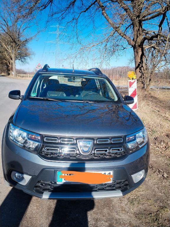 Schwarz Gebraucht 2018 Dacia Sandero Prestige Kleinwagen | 13.100 € - Bild 1/4