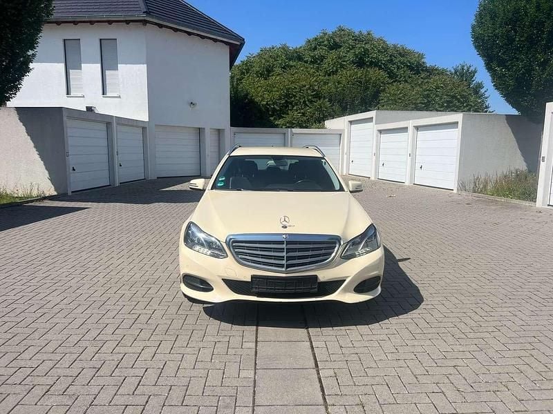 Beige Gebraucht 2014 Mercedes E200 Kombi | 4.490 € - Bild 1/4
