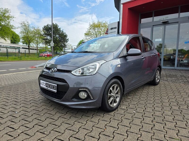 Grau Gebraucht 2014 Hyundai i10 Edition Kleinwagen | 6.490 € (Fairer Preis) - Bild 1/4