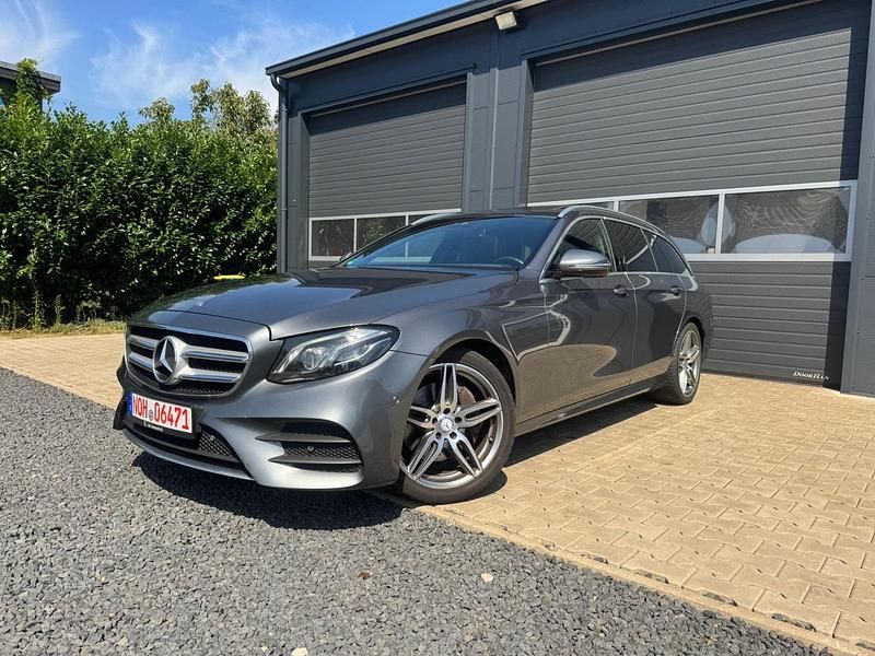 Grau Gebraucht 2016 Mercedes E220 AMG Kombi | 15.550 € - Bild 1/4