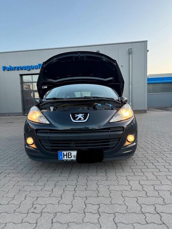Gebraucht Peugeot 207 95 PS (69 kW) 2011 Schwarz Kleinwagen