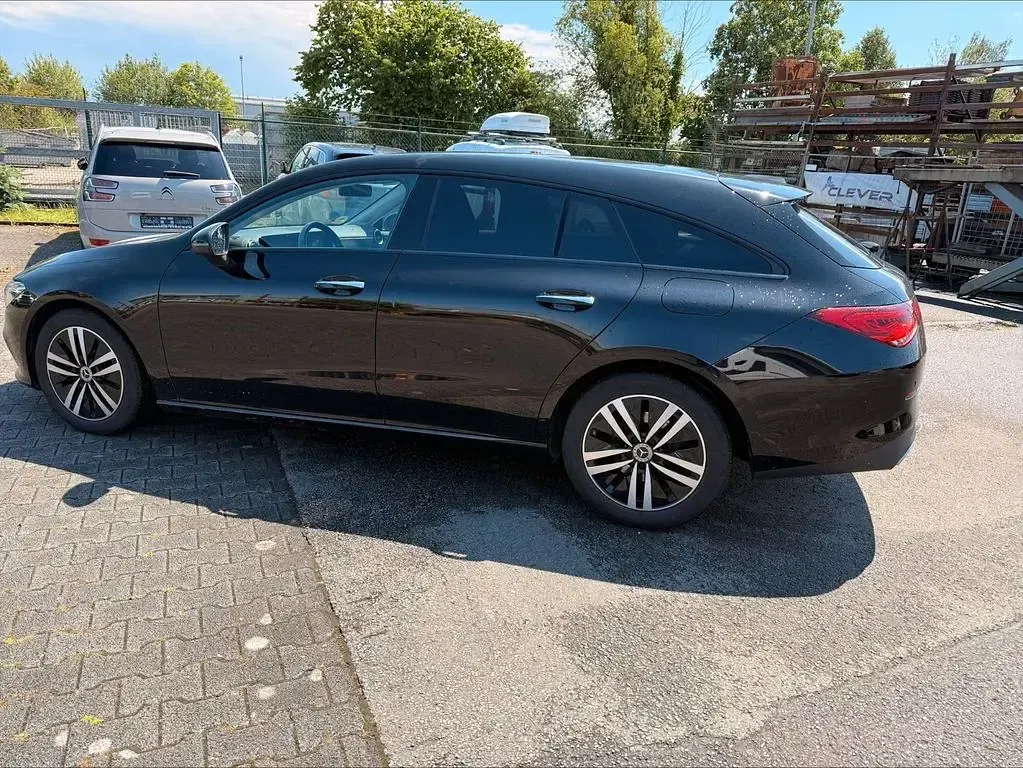Gebraucht Mercedes CLA200 Shooting Brake 150 PS (110 kW) 2021 Schwarz Kombi