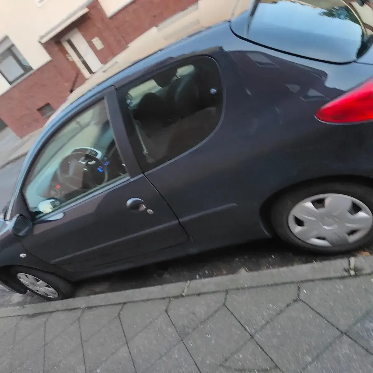 Gebraucht Peugeot 206+ 75 PS (55 kW) 2010 Schwarz Kleinwagen