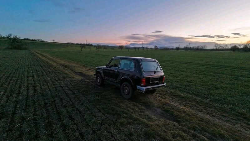 Gebraucht Lada niva 82 PS (60 kW) 2009 Rot SUV