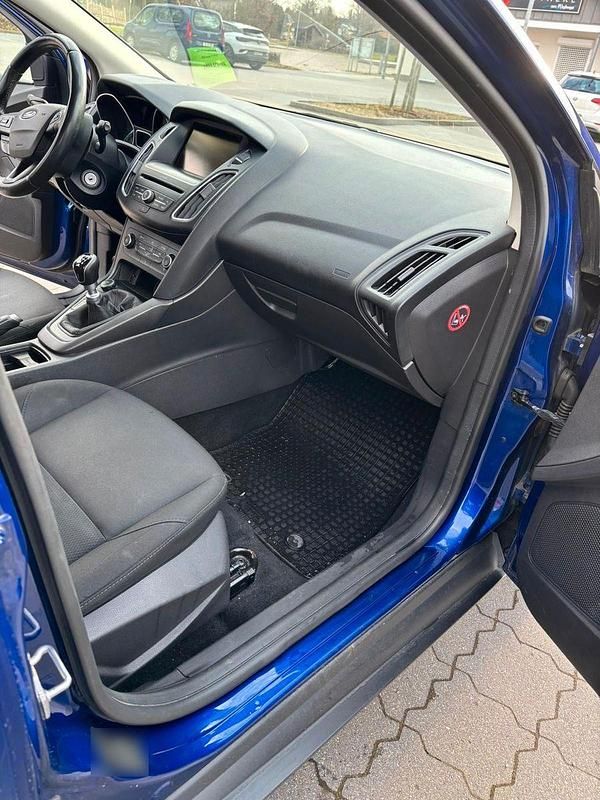 Gebraucht Ford Focus Business Edition 120 PS (88 kW) 2015 Blau Kombi