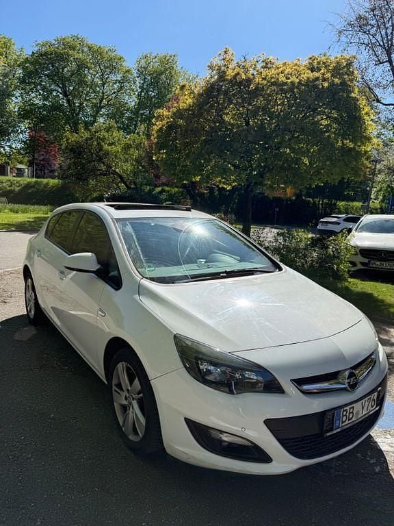 Usata Opel Astra 140 CV (102 kW) 2014 Bianco Berlina
