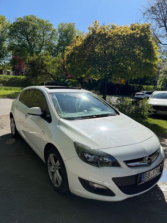 Gebraucht Opel Astra Edition 140 PS (102 kW) 2014 Weiß Limousine