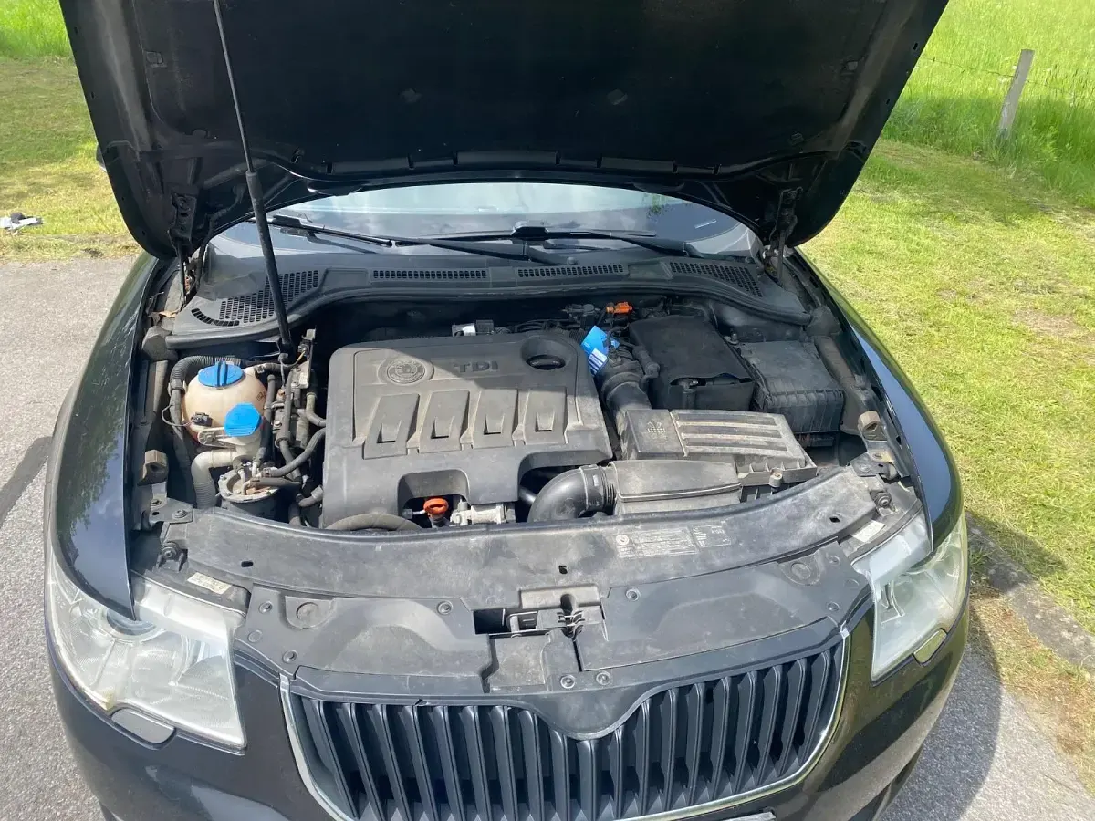 Gebraucht Skoda Superb 140 PS (102 kW) 2013 Schwarz Kombi