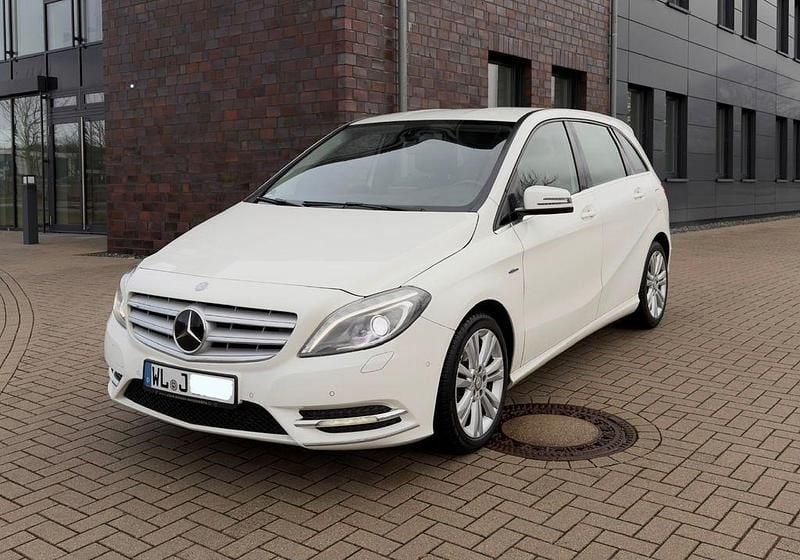 Gebraucht Mercedes B180 122 PS (89 kW) 2012 Weiß Van / Kleinbus