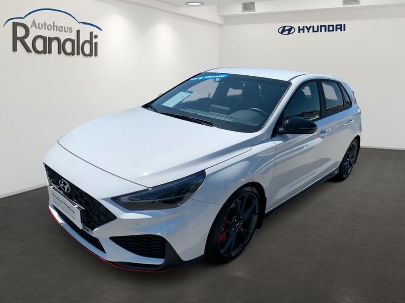 Weiss Gebraucht 2023 Hyundai i30 N Performance Limousine | 32.990 € (Fairer Preis) - Bild 1/4