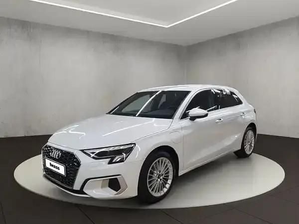 Gletscherweiß metallic Gebraucht 2020 Audi A3 Sportback e-tron Ambiente Limousine | 22.450 € (Fairer Preis) - Bild 1/4