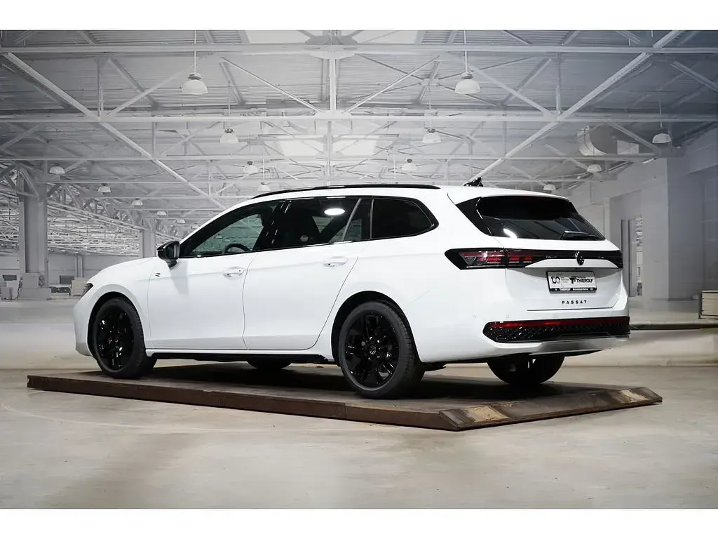 Gebraucht VW Passat R-line 150 PS (110 kW) 2026 Pure white Kombi
