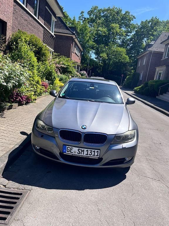 Grau Gebraucht 2009 BMW 318 Limousine | 4.200 € (Superpreis) - Bild 1/4