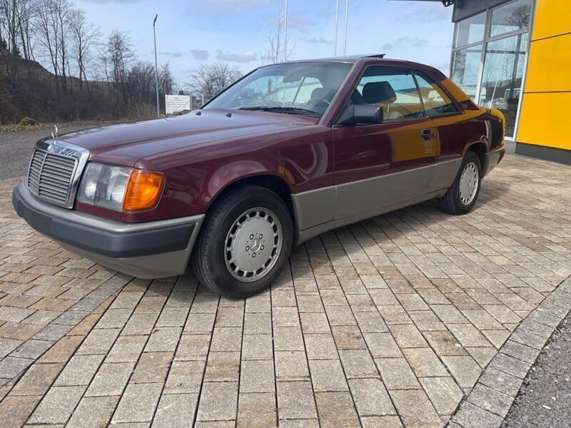 Rot Gebraucht 1988 Mercedes E300 Coupé | 13.950 € - Bild 1/4