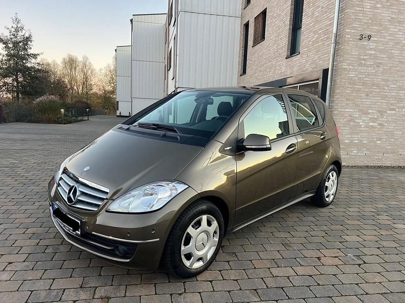Braun Gebraucht 2011 Mercedes A180 Elegance Kleinwagen | 5.700 € (Fairer Preis) - Bild 1/4