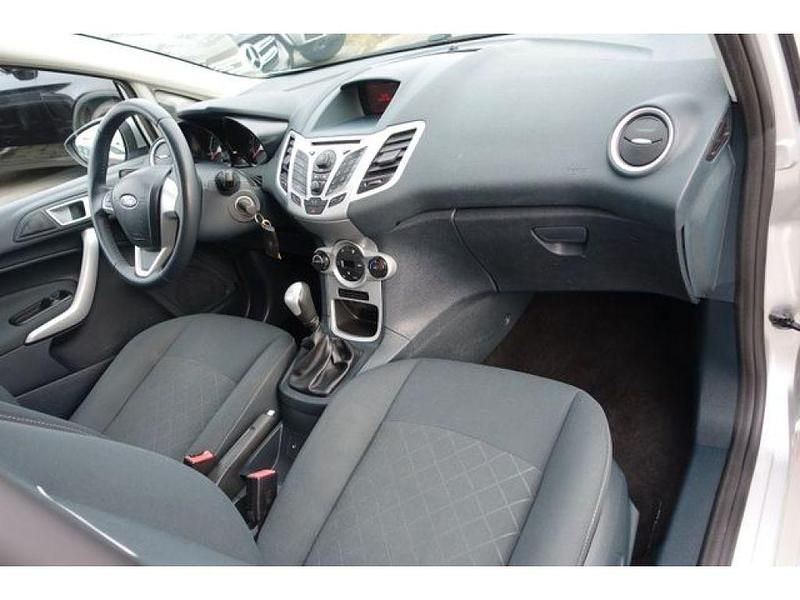 Gebraucht Ford Fiesta Trend 82 PS (60 kW) 2011 Polarsilber metallic (metallic) Kleinwagen