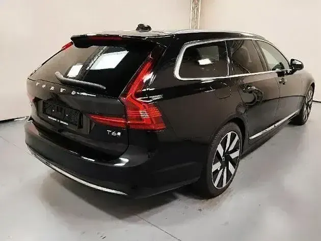 Używany Volvo V90 Core 253 KM (186 kW) 2025 Czarny Kombi