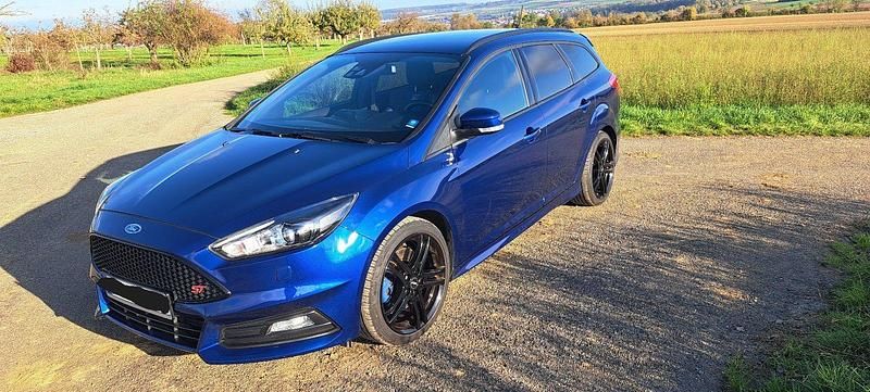 Blau Gebraucht 2018 Ford Focus ST Kombi | 19.999 € (Fairer Preis) - Bild 1/4