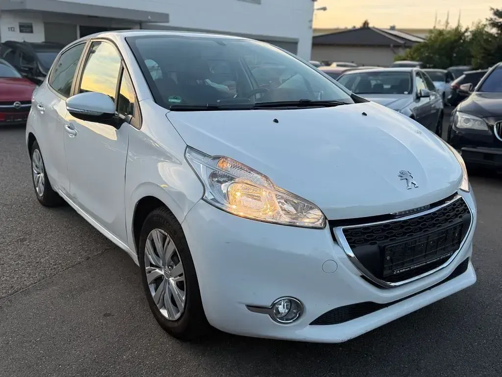 Gebraucht Peugeot 208 Active 82 PS (60 kW) 2012 Weiß Kleinwagen