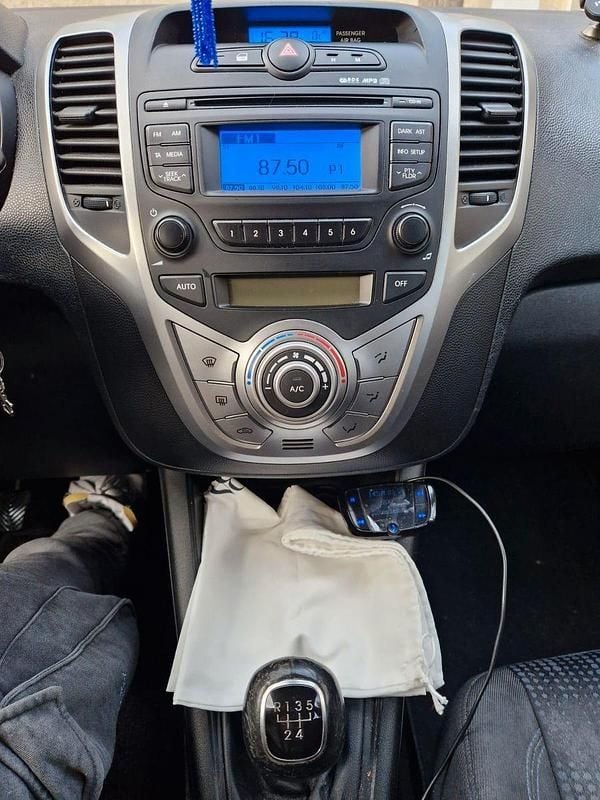 Grau Gebraucht 2011 Hyundai ix20 Classic Van / Kleinbus | 5.100 € (Guter Preis) - Bild 1/4