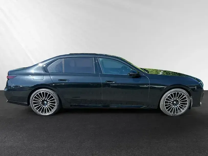 Gebraucht BMW 740 M Sport 299 PS (219 kW) 2025 Black sapphire metallic Limousine