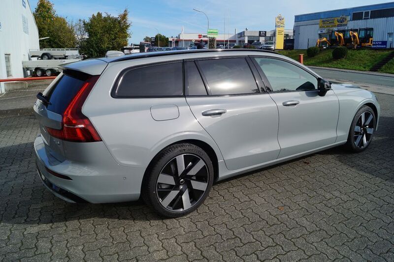 Gebraucht Volvo V60 Plus 349 PS (256 kW) 2024 Vapour grey Kombi