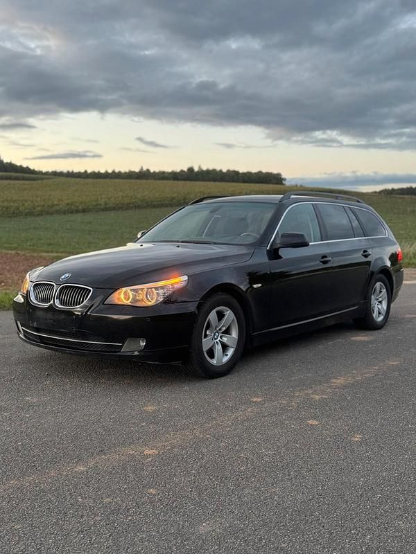 Schwarz Gebraucht 2010 BMW 525 Kombi | 5.880 € (Superpreis) - Bild 1/4