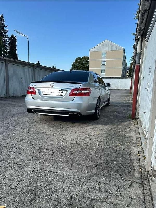 Silber Gebraucht 2011 Mercedes E63 AMG AMG Limousine | 27.500 € (Guter Preis) - Bild 1/4