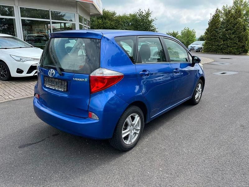Gebraucht Toyota Verso-S Life 99 PS (72 kW) 2012 Blau Van / Kleinbus