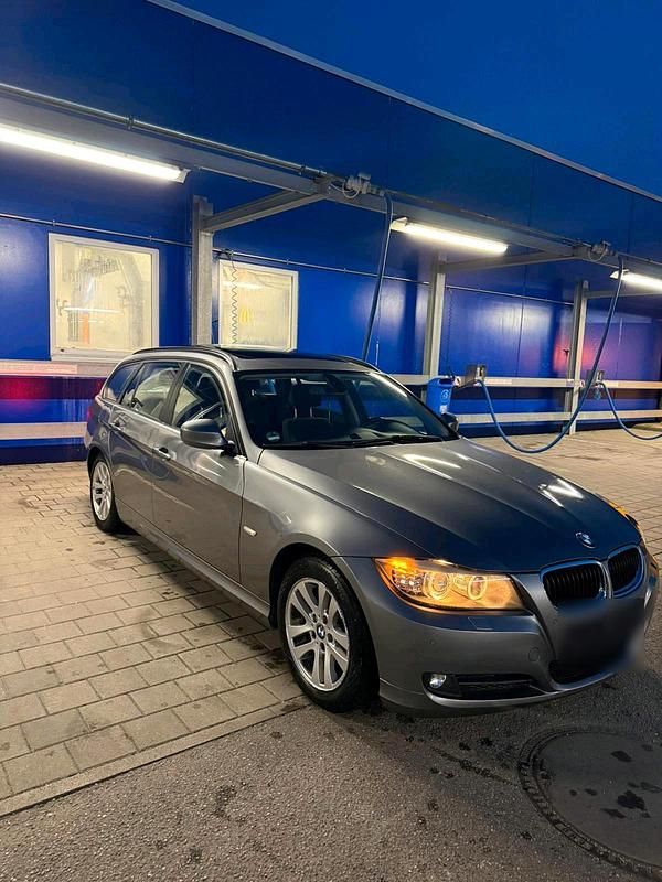 Gebraucht BMW 318 143 PS (105 kW) 2012 Grau Kombi