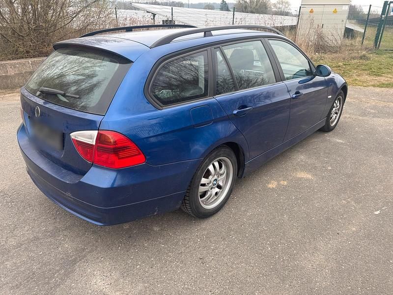 Gebraucht BMW 320 130 PS (95 kW) 2007 Blau Kombi