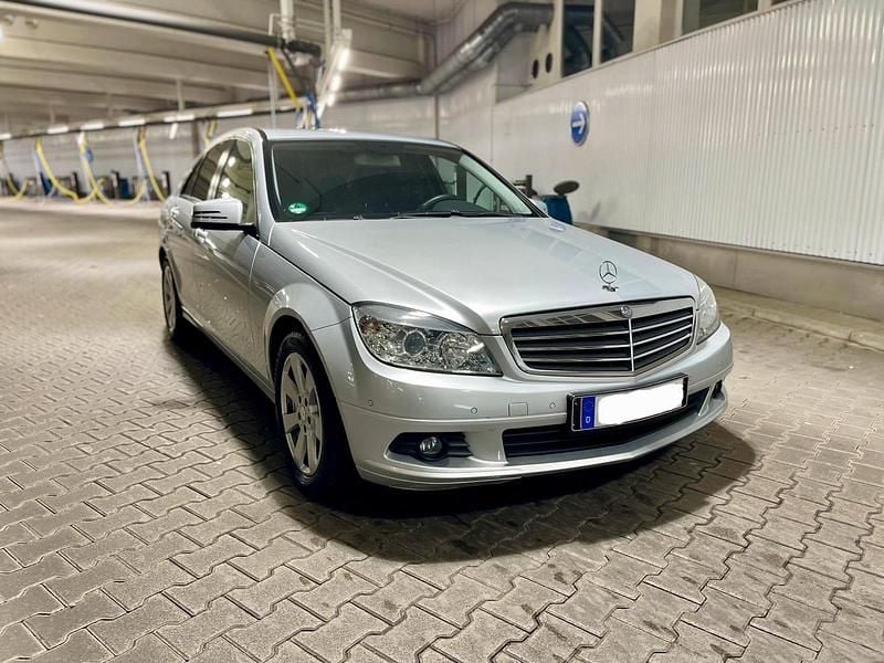 Silber Gebraucht 2009 Mercedes C200 Limousine | 8.350 € (Fairer Preis) - Bild 1/4