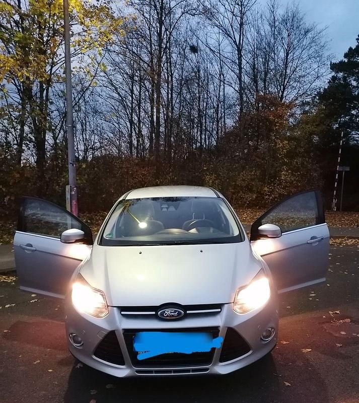 Silber Gebraucht 2011 Ford Focus Titanium Kombi | 5.600 € (Fairer Preis) - Bild 1/4
