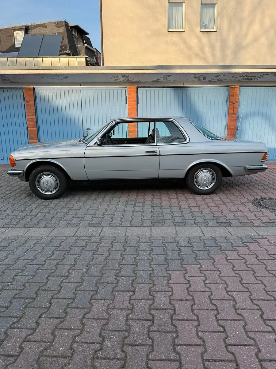 Gebraucht Mercedes 230 136 PS (100 kW) 1980 Silber Coupé