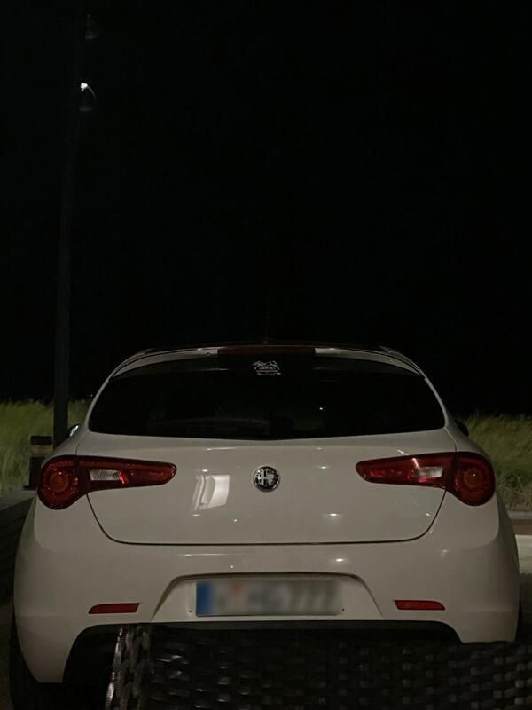 Weiß Gebraucht 2011 Alfa Romeo Giulietta Quadrifoglio Verde Kleinwagen | 10.800 € - Bild 1/4