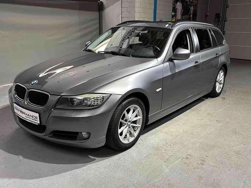 Grau Gebraucht 2011 BMW 320 Comfort Edition Kombi | 10.999 € - Bild 1/4