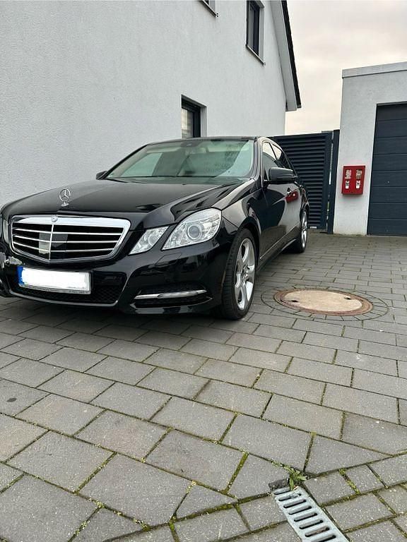 Gebraucht Mercedes E350 Avantgarde 265 PS (194 kW) 2013 Schwarz Limousine