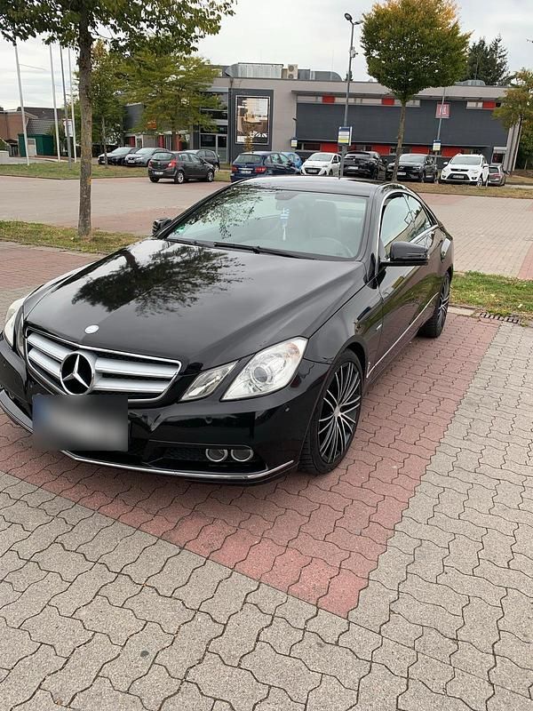 Gebraucht Mercedes E200 184 PS (135 kW) 2010 Schwarz Coupé