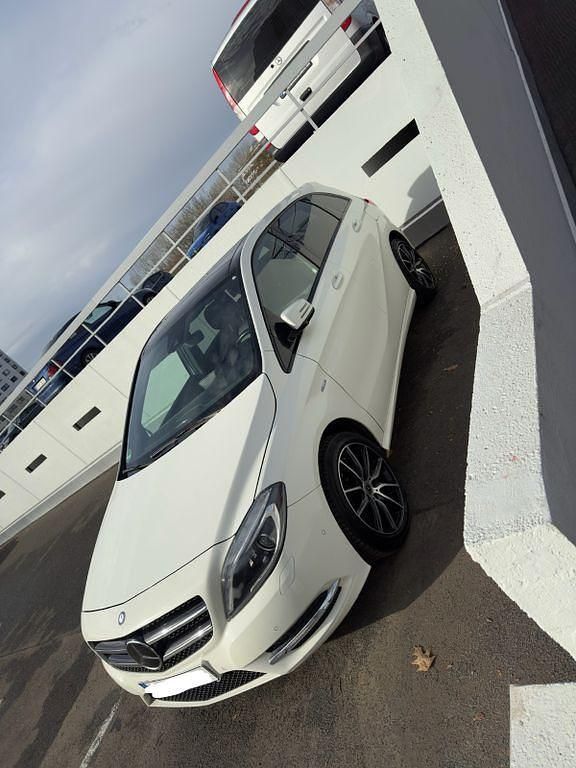 Gebraucht Mercedes B200 156 PS (114 kW) 2012 Weiß Kleinwagen