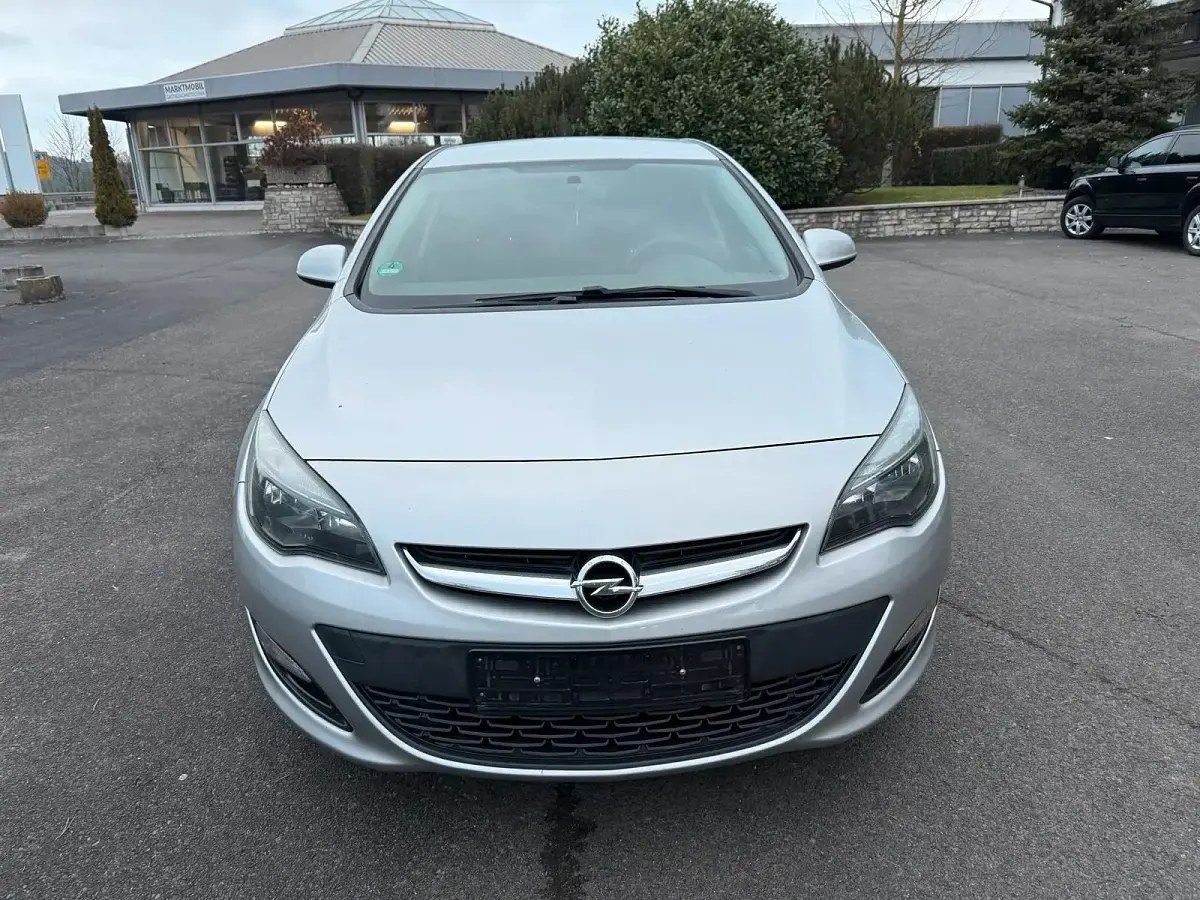 Używany Opel Astra Selection 101 KM (74 kW) 2014 Srebrny Sedan/Limuzyna