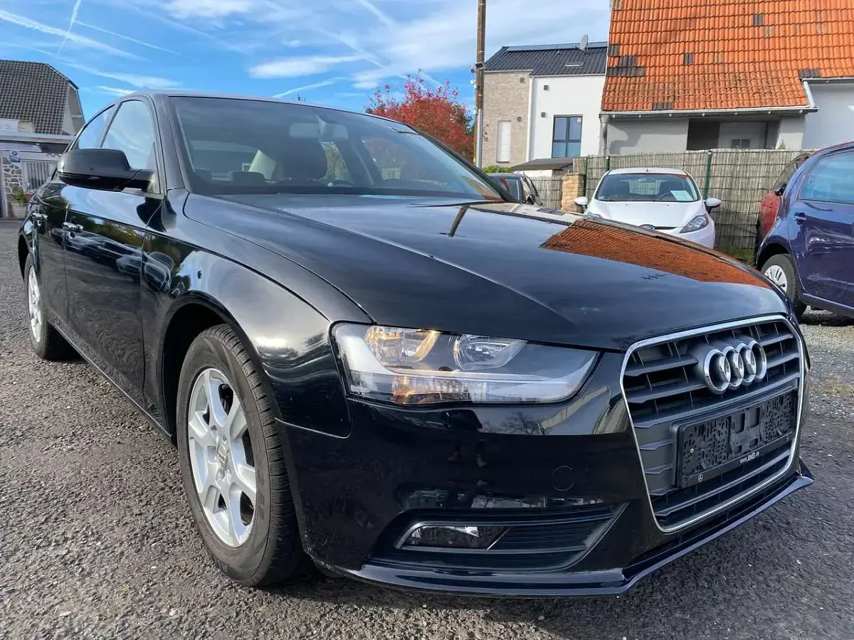 Używany Audi A4 Attraction 120 KM (88 kW) 2012 Czarny Sedan/Limuzyna