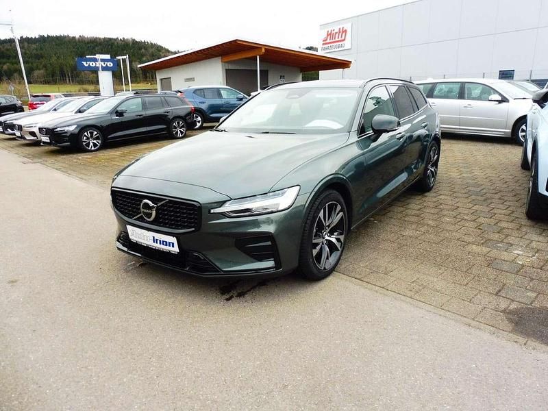 Gebraucht Volvo V60 Plus 197 PS (144 kW) 2025 Forest lake / metallic Kombi