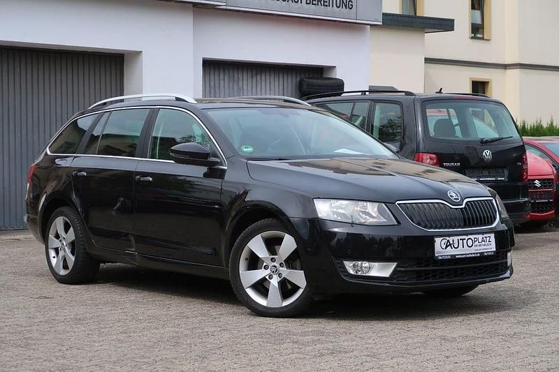 Schwarz Gebraucht 2013 Skoda Octavia Elegance Kombi | 7.850 € (Guter Preis) - Bild 1/4