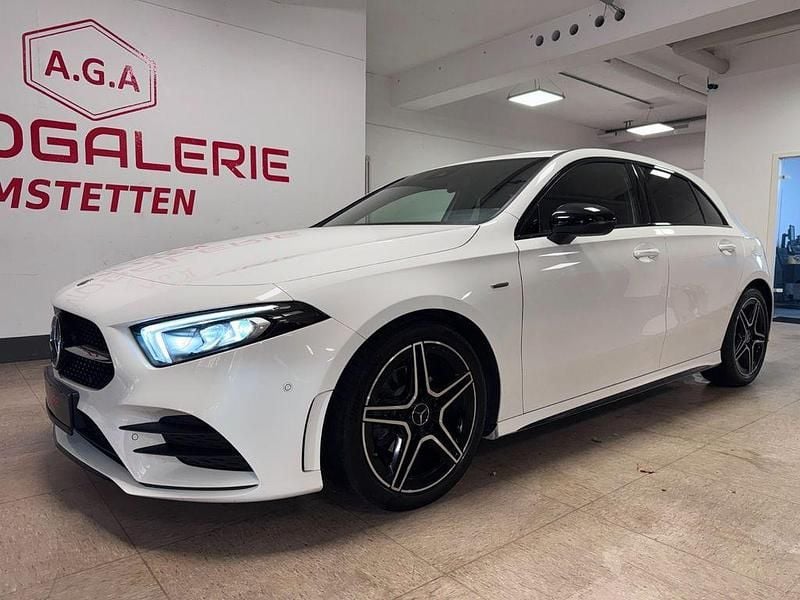 Weiß Gebraucht 2021 Mercedes A180 AMG line Limousine | 22.990 € (Superpreis) - Bild 1/4