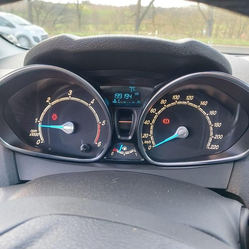 Gebraucht Ford Fiesta 95 PS (69 kW) 2013 Weiß Kleinwagen